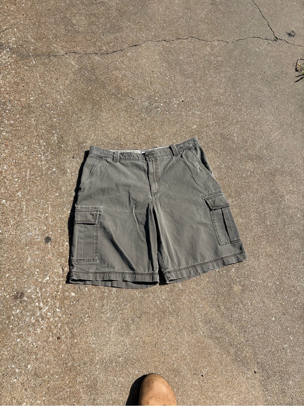 IZOD dark grey relaxed fit cargo shorts